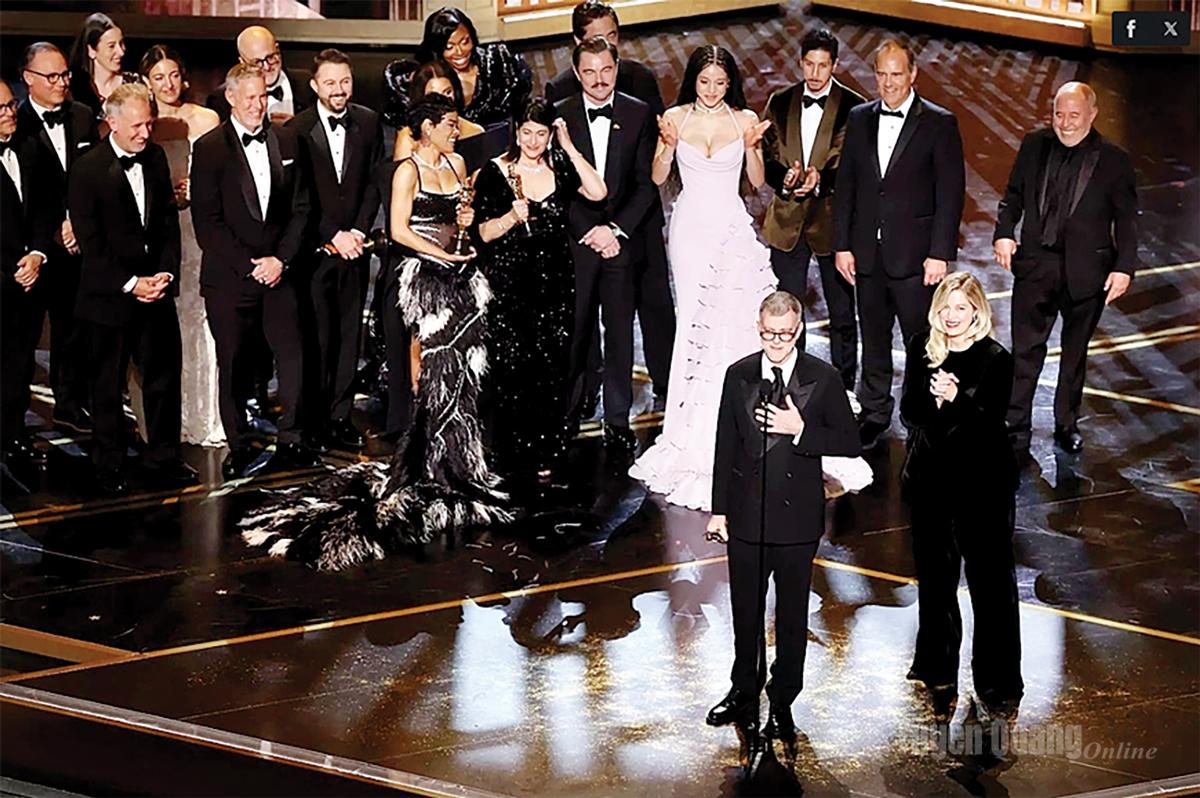 Đạo diễn Paul Thomas Anderson cùng dàn diễn viên, ê-kíp làm phim One Battle After Another trên sân khấu nhận giải Phim hay nhất tại lễ trao giải Oscar 2026.