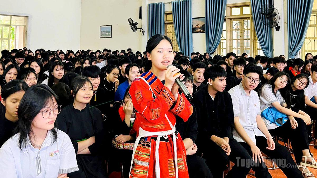 Boarding students are encouraged to express their personal views during collective meetings.