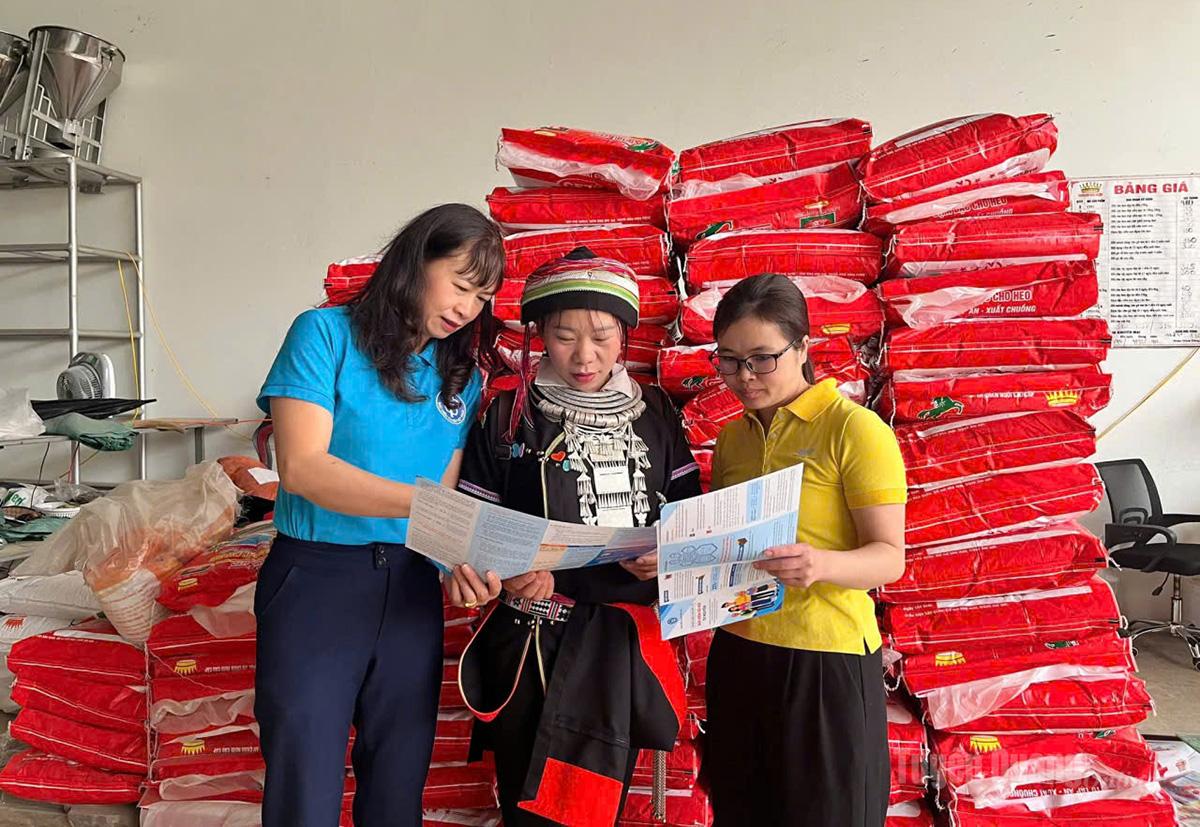 Cán bộ Bảo hiểm xã hội cơ sở Quản Bạ tuyên truyền cho người dân về chính sách bảo hiểm y tế.