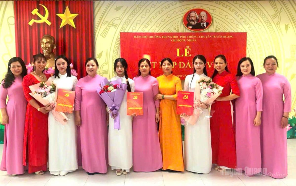 Chi bộ Tự nhiên, Đảng bộ Trường THPT Chuyên Tuyên Quang tổ chức
kết nạp những đảng viên mới.