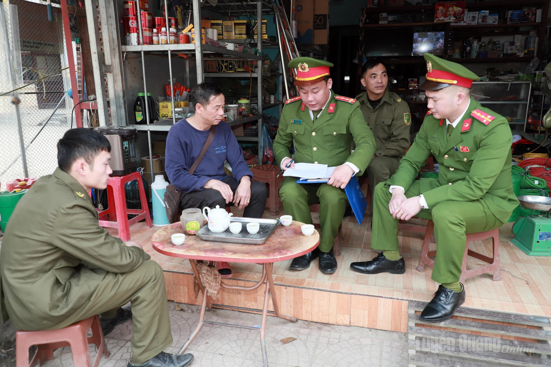 Tổ Công nghệ số cộng đồng xã Khuôn Lùng tuyên truyền, hướng dẫn người dân ứng dụng công nghệ số trong thực hiện các TTHC và đời sống sinh hoạt hằng ngày.