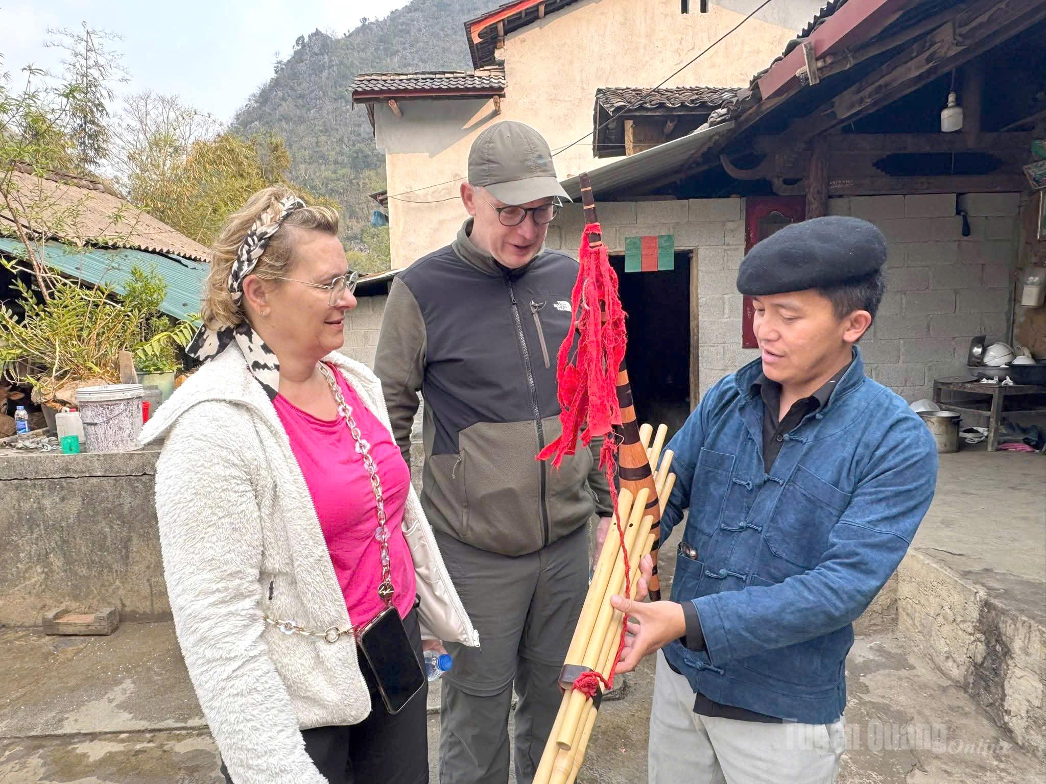 Visitors from abroad explore and learn about the Hmong khen.