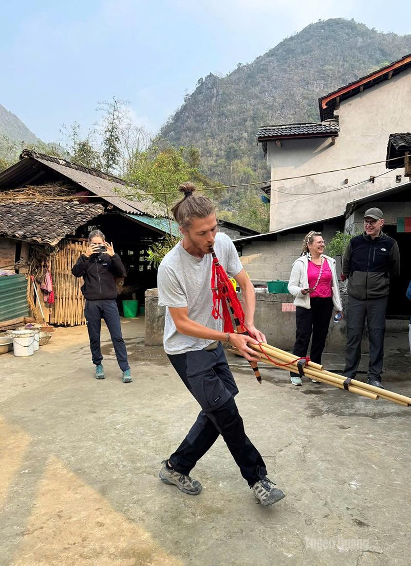 Foreign tourists quickly learn how to perform the khen dance.