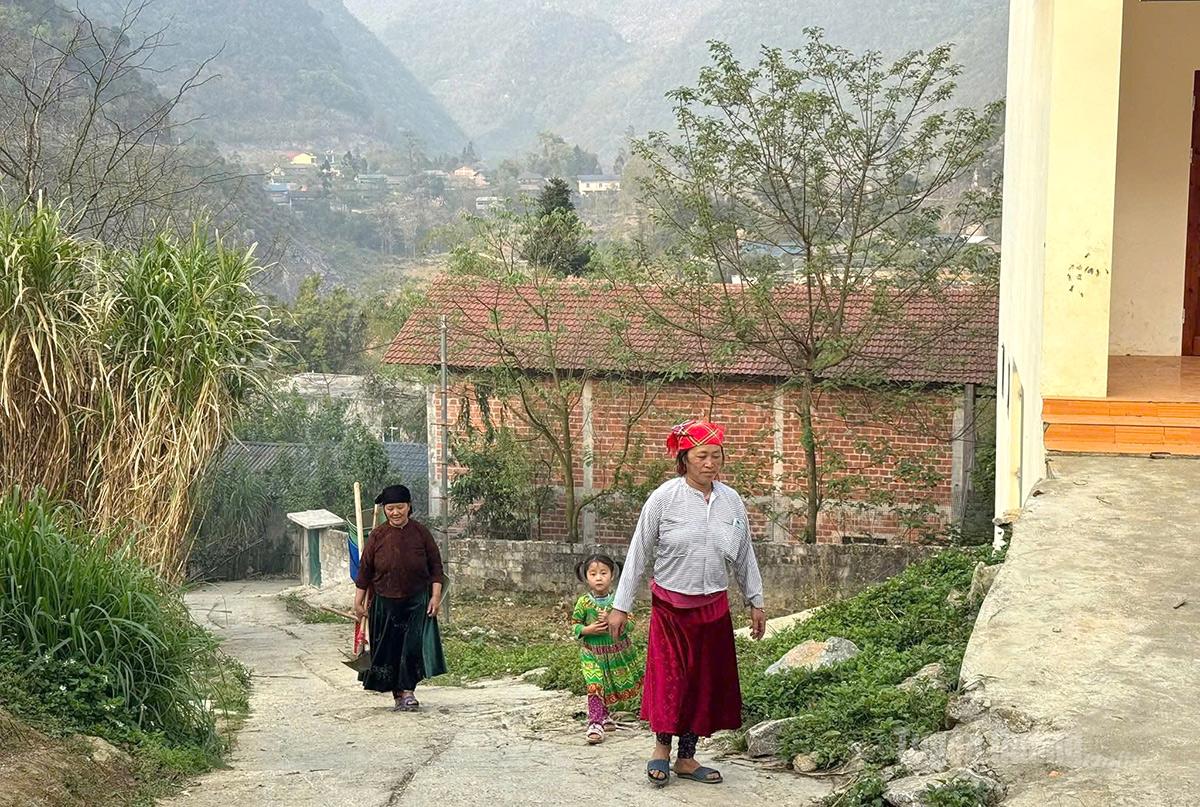 Children follow adults to work in the fields.