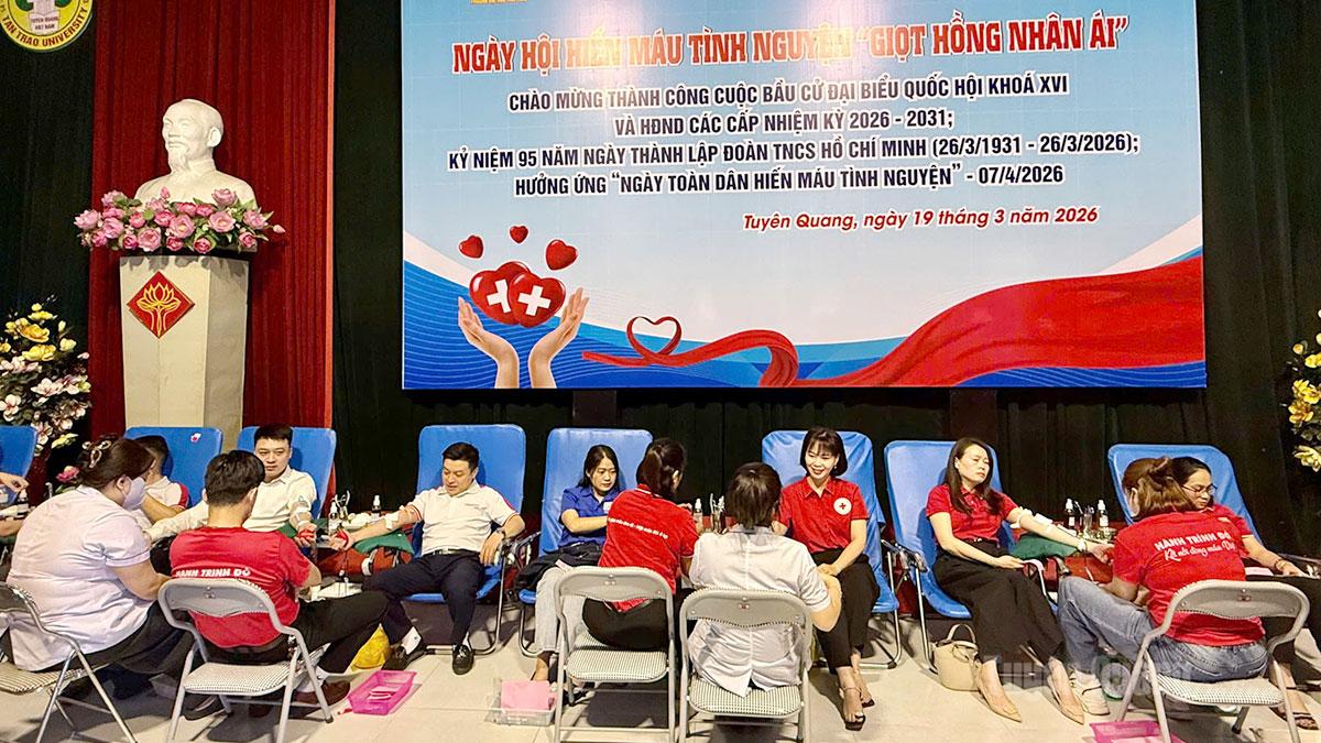 Đông đảo cán bộ, giảng viên, sinh viên, đoàn viên, thanh niên tham gia Ngày hội hiến máu tình nguyện “Giọt hồng nhân ái” năm 2026, tại trường Đại học Tân Trào.