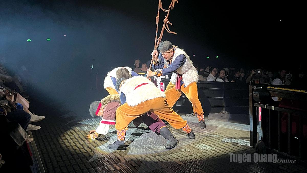 Sân khấu bất ngờ và diễn viên xuất hiện bất ngờ 
khu vực khán giả.