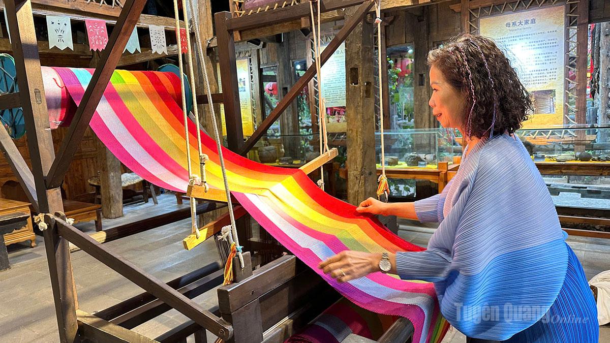 Đến xem Show,
du khách 
còn được thoải mái 
mua sắm và 
trải nghiệm 
văn hóa
 địa phương.