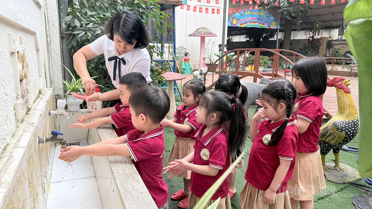 Giáo viên trường Mầm non Phan Thiết, phường Minh Xuân hướng dẫn trẻ rửa tay phòng dịch bệnh.