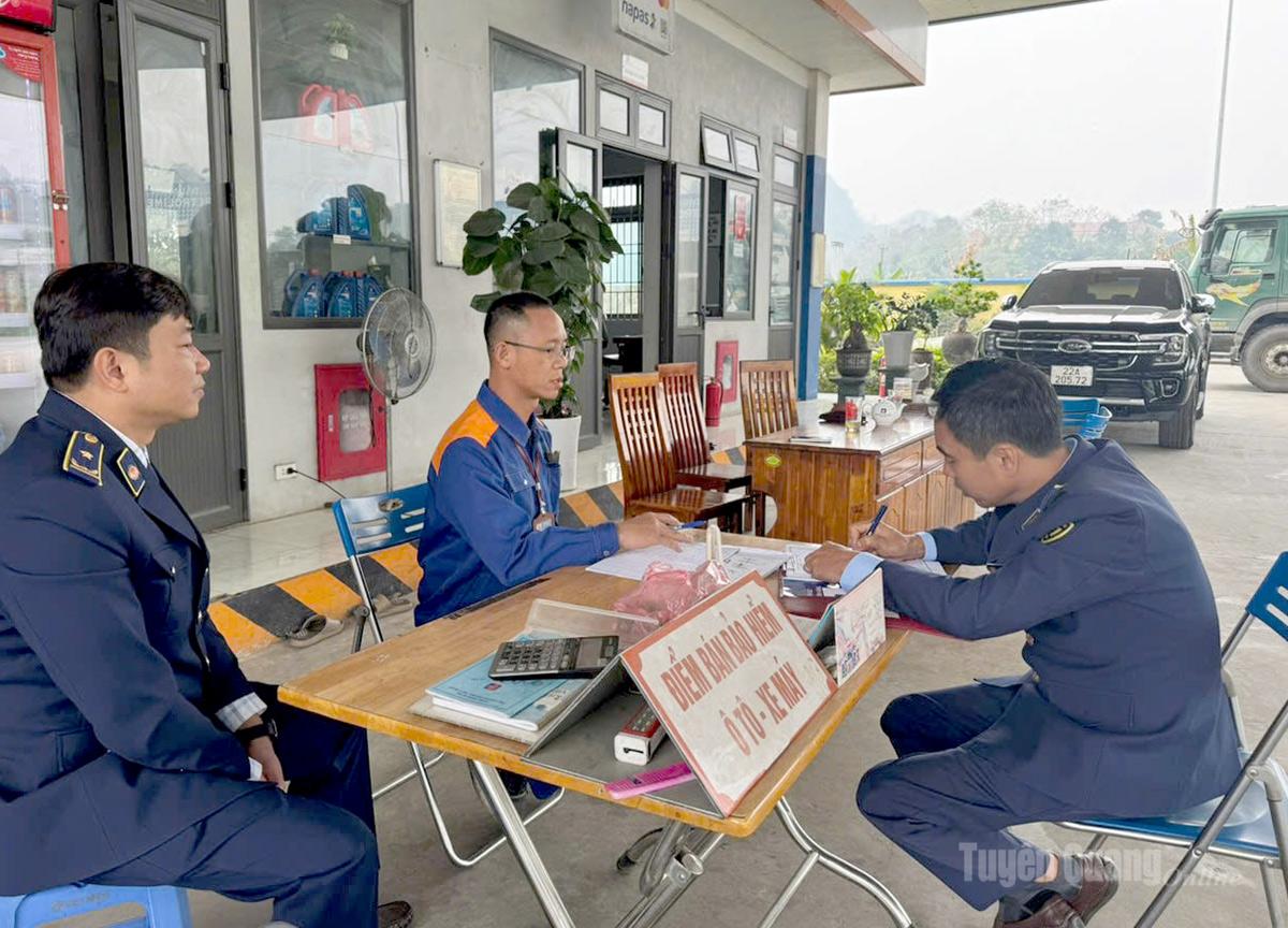 Đội Quản lý thị trường số 3 xã Sơn Dương giám sát hoạt động kinh doanh xăng dầu.