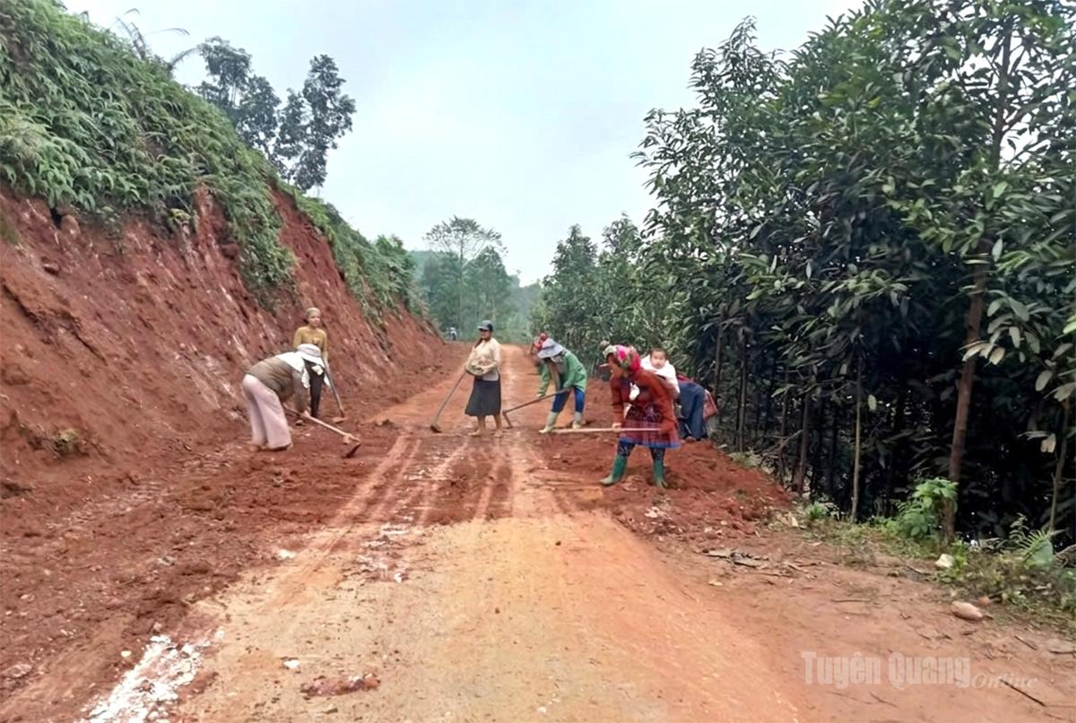 Người dân thôn Khuổi Thè, xã Bằng Lang tham gia san gạt, mở rộng đường giao thông.