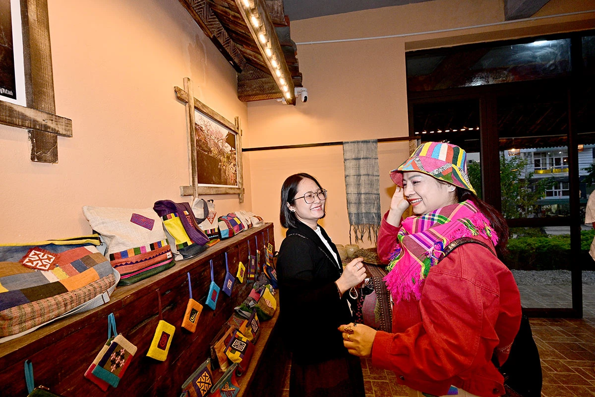 Du khách mua đồ lưu niệm tại phố cổ Đồng Văn.