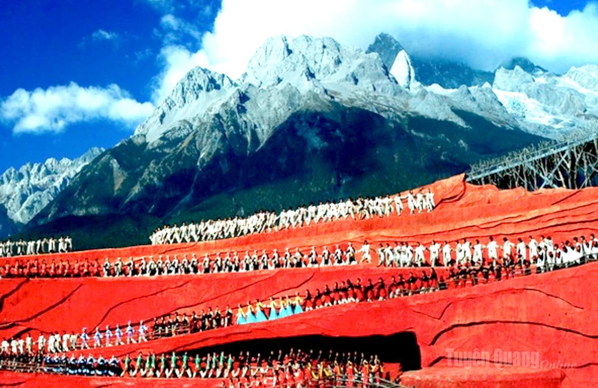 Show Ấn tượng Lê Giang lấy núi tuyết Ngọc Long
trên độ cao hơn 3.000 mét làm phông nền sân khấu.