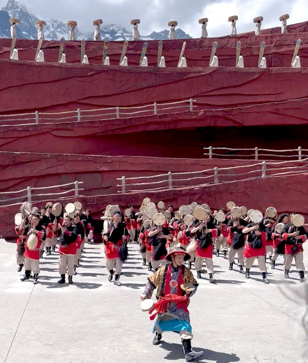 Màn múa trống đặc sắc của những người nông dân dân tộc
thiểu số từ các làng trong khu vực biểu diễn.