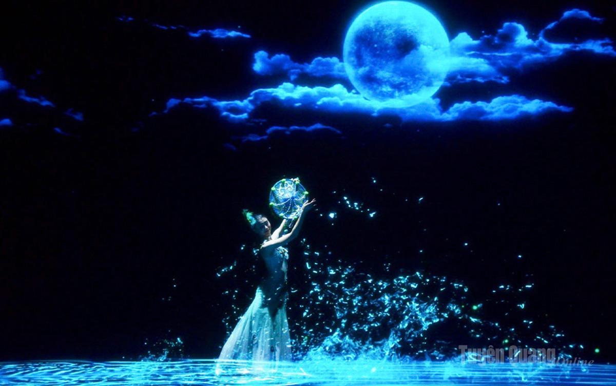 Sử dụng công nghệ hiệu ứng sân khấu đặc sắc tạo trải nghiệm thị giác mạnh mẽ.