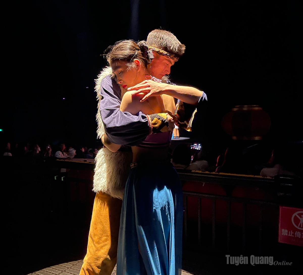 Show Lệ Giang thiên cổ tình với cảnh diễn khiến người xem được kết nối với lịch sử về con đường trà mã cổ.