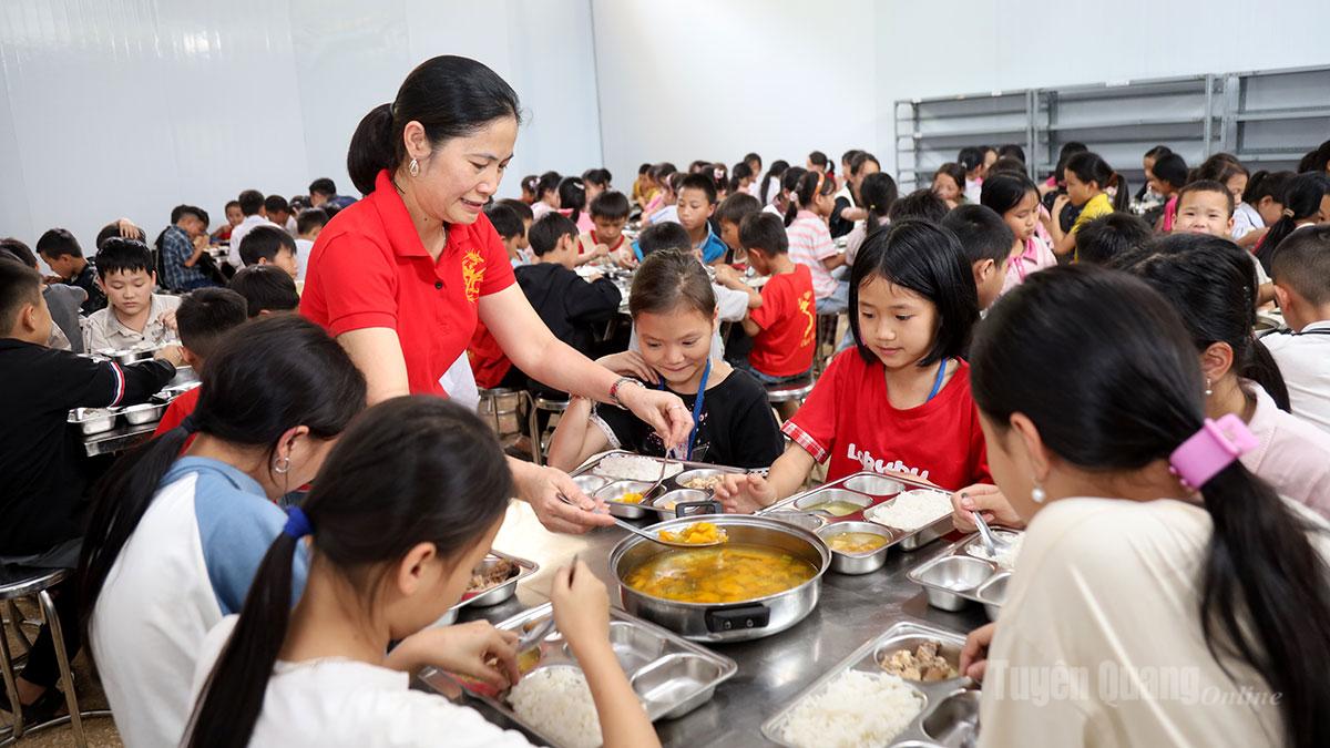 Học sinh ăn bán trú ở Trường PTDT Bán trú Tiểu học &THCS Lạc Nông, xã Bắc Mê.