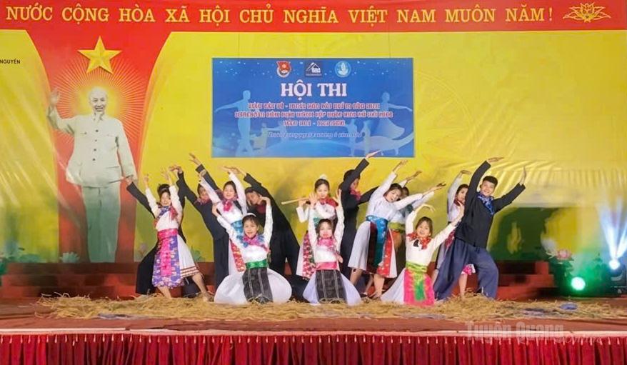 Sinh viên Sư phạm tiếng Mông tham gia hoạt động ngoại khóa.