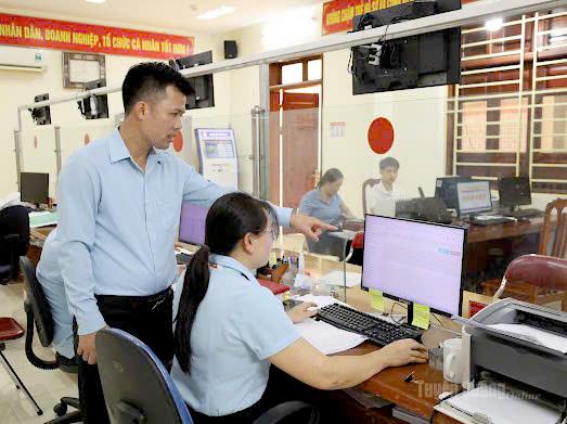 Lãnh đạo Trung tâm Phục vụ hành chính công xã Lâm Bình kiểm tra việc xử lý hồ sơ trên hệ thống.