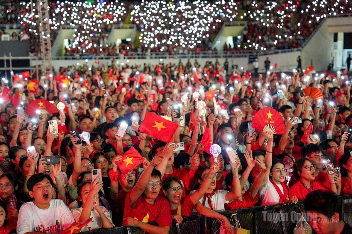 Hàng nghìn người trẻ hào hứng tham dự các concert quốc gia lan tỏa tinh thần yêu nước.