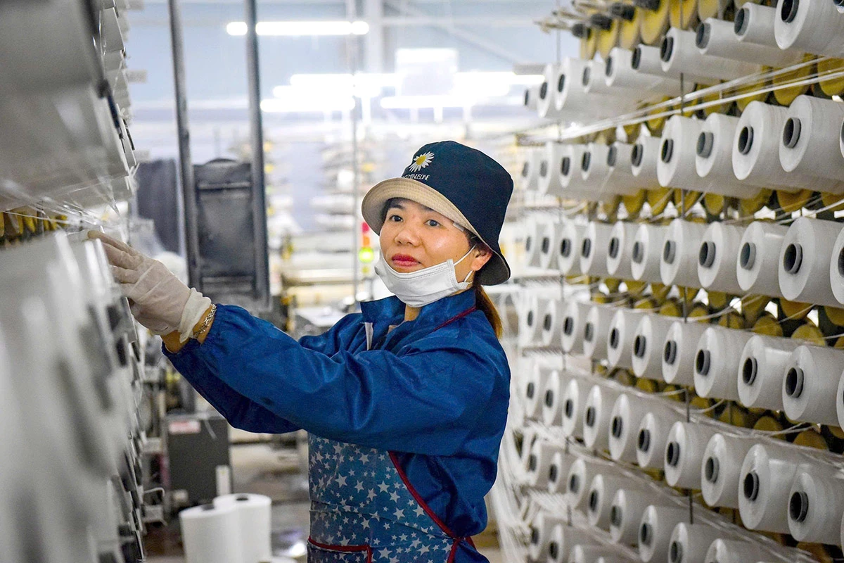 Công nhân Công ty TNHH Hitarp Việt Nam thuộc Cụm công nghiệp Phúc Ứng sản xuất vải bạt xuất khẩu.