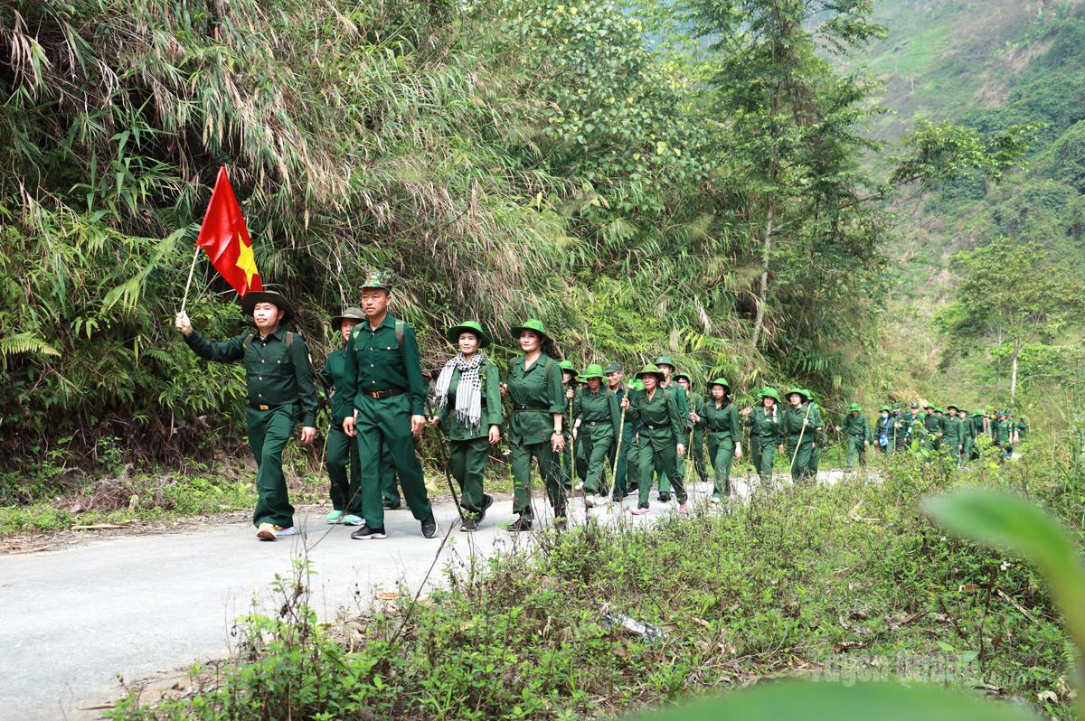 Mỗi mùa Hành quân theo bước chân anh thu hút hàng trăm du khách trong và ngoài tỉnh tham gia.
