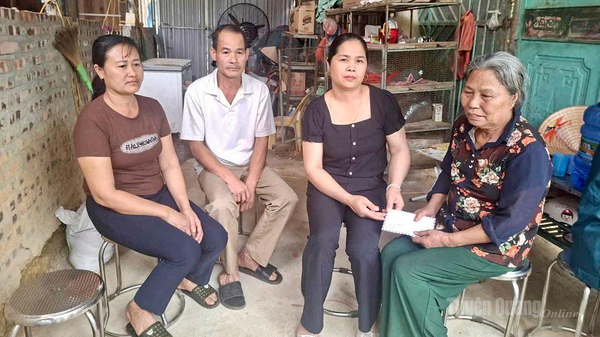 Bà con nhân dân 
và hội viên phụ nữ 
thôn Đầu Cầu, xã Yên Lập, thăm hỏi động viên bà nội và 2 cháu mồ côi bố mẹ sau đêm giông bão.