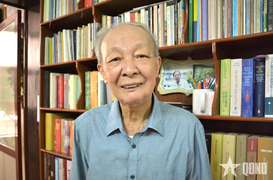 Đại tá, nhà thơ Nguyễn Đức Mậu.