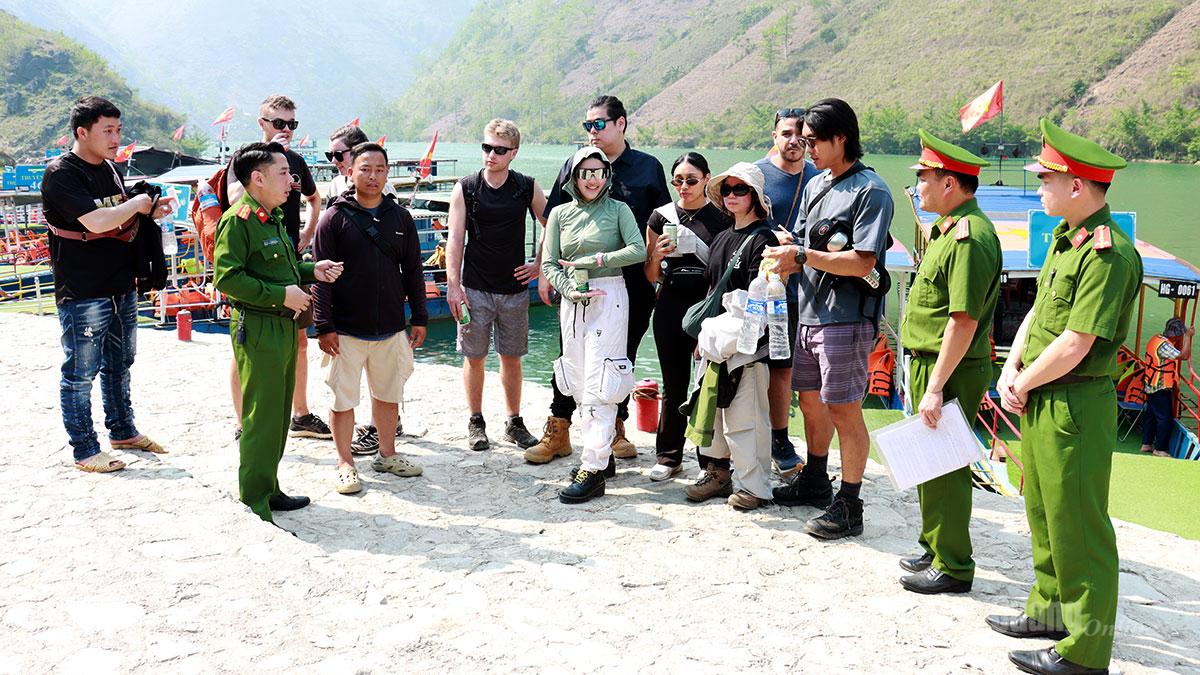 Công an xã Mèo Vạc tuyên truyền các biện pháp đảm bảo an toàn giao thông đường thủy cho du khách.