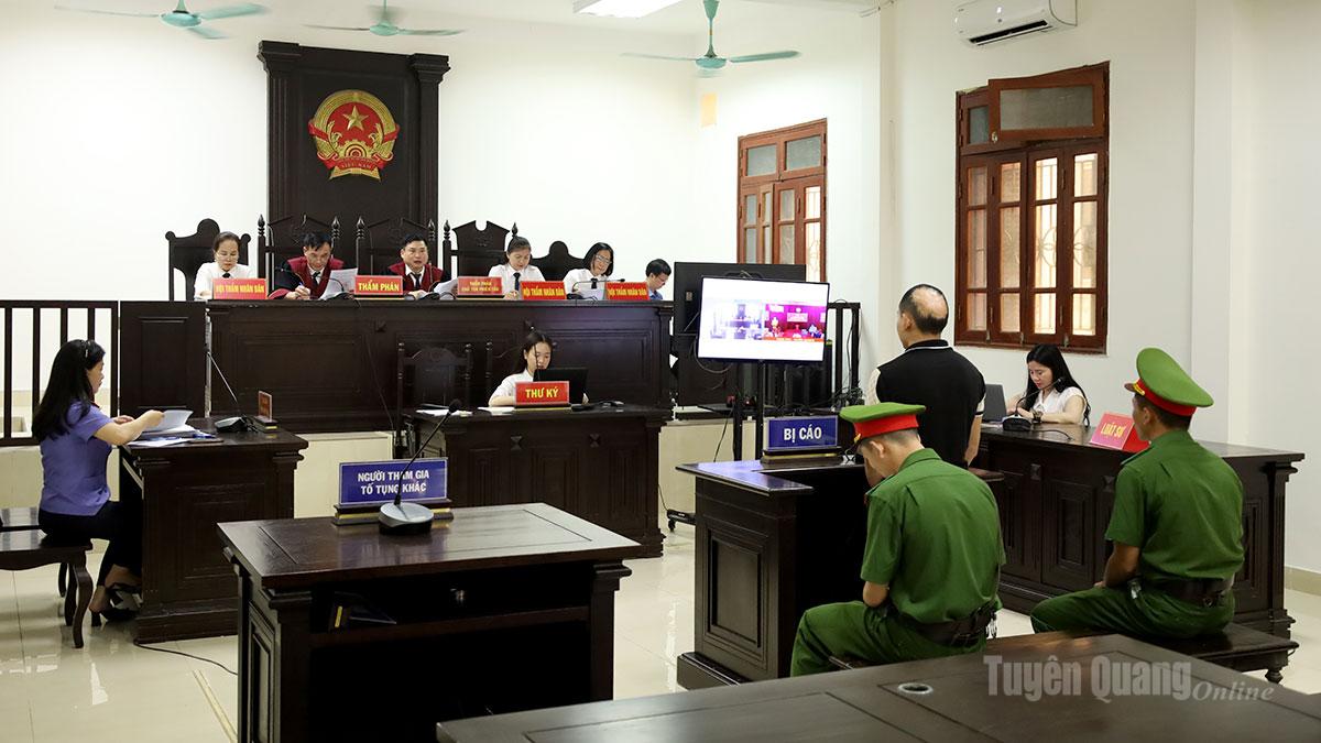 Phiên tòa trực tuyến tại điểm cầu Tòa án nhân dân tỉnh, kết nối với điểm cầu thành phần, bảo đảm xét xử thông suốt.