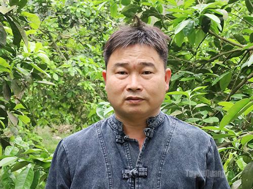 Anh Vương Từ Phìn, dân tộc Hoa, Phó Bí thư Chi bộ, Trưởng thôn 20, 
xã Tân Long.