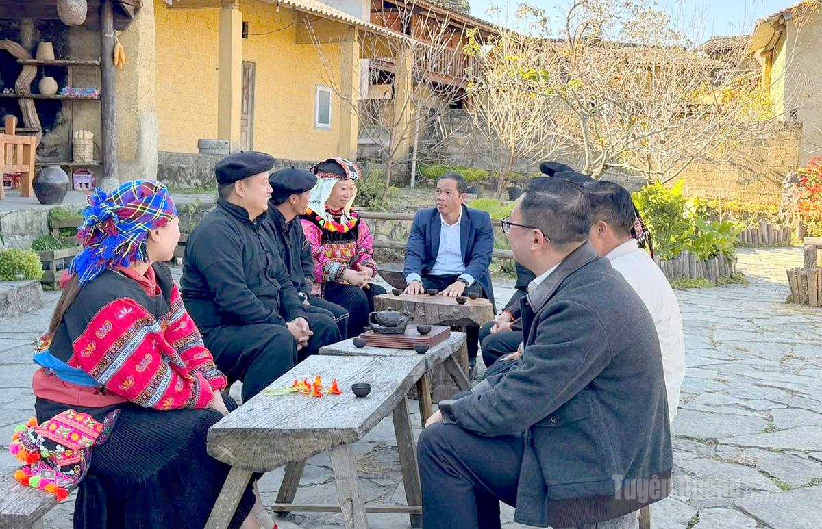 Bí thư Đảng ủy xã Lũng Cú Dương Ngọc Đức (ở giữa) nắm hoạt động của Chi bộ thôn Lô Lô Chải.