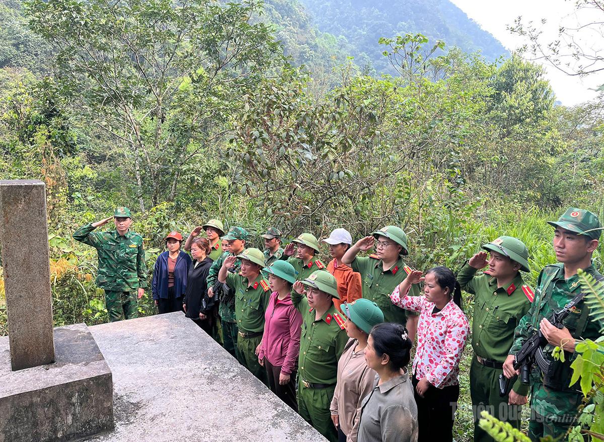 Cán bộ biên phòng và Nhân dân xã Nghĩa Thuận trước cột mốc biên giới.