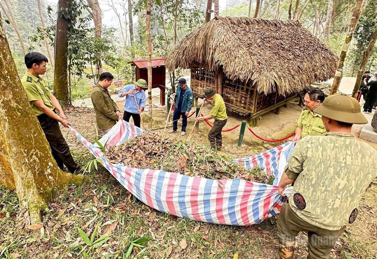 Hạt Kiểm lâm rừng đặc dụng Tân Trào và người dân thu dọn thực bì dưới tán rừng ngăn ngừa nguy cơ cháy rừng.