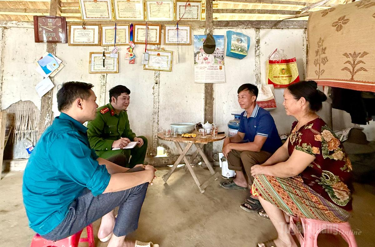 Công an xã Hùng Lợi tuyên truyền, nâng cao ý thức chấp hành pháp luật cho người dân thôn Đồng Trang.
