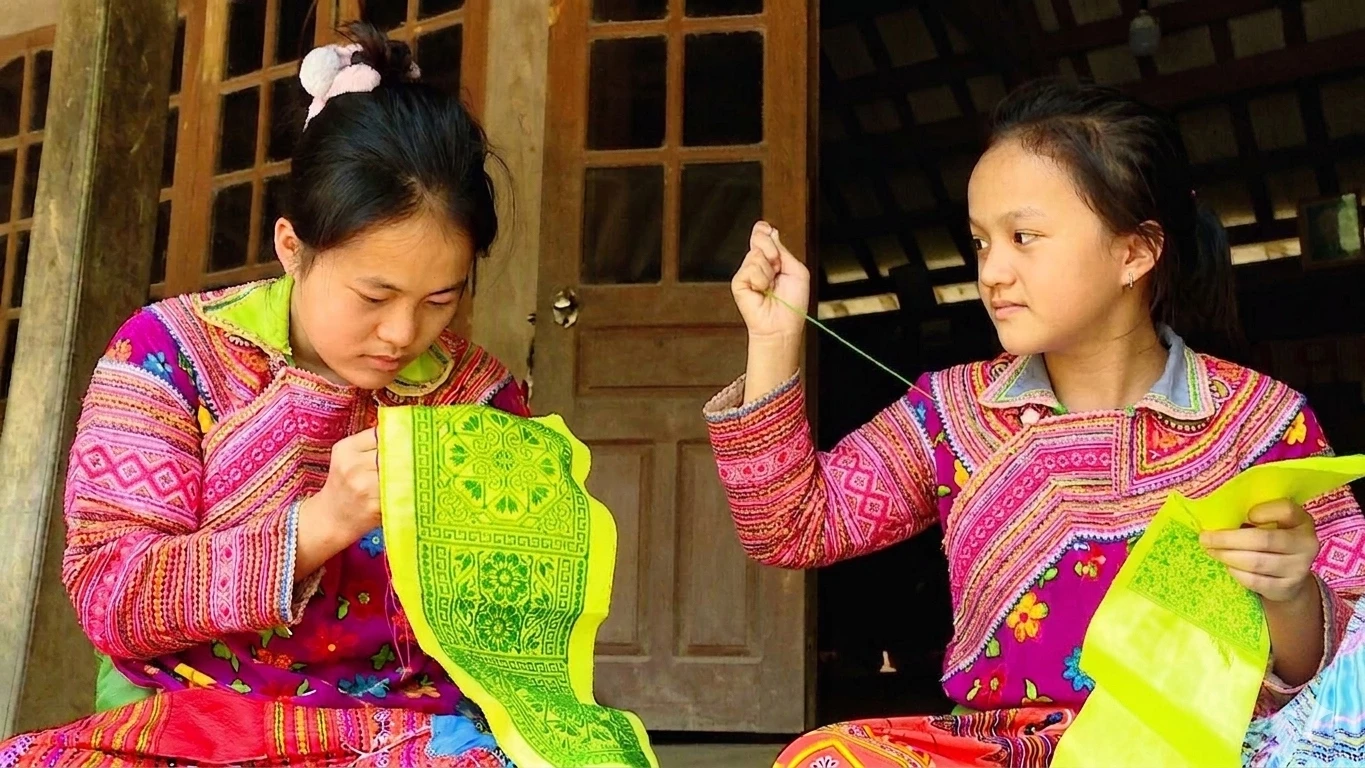 The art of traditional costume decoration of the Mong Hoa people is a national intangible cultural heritage, continuously passed down to younger generations.