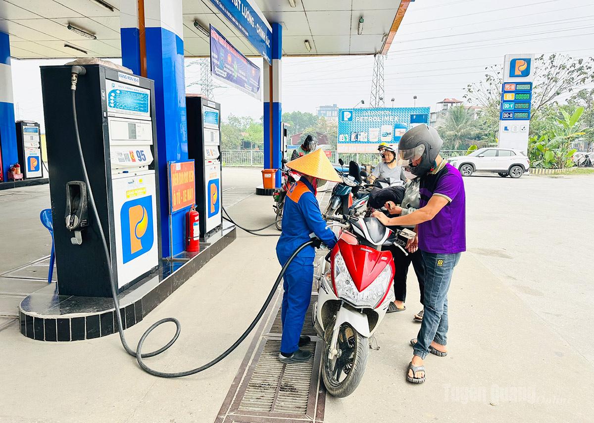Hoạt động kinh doanh xăng dầu trên địa bàn tỉnh ổn định, giá bán giảm góp phần hỗ trợ người dân, doanh nghiệp.