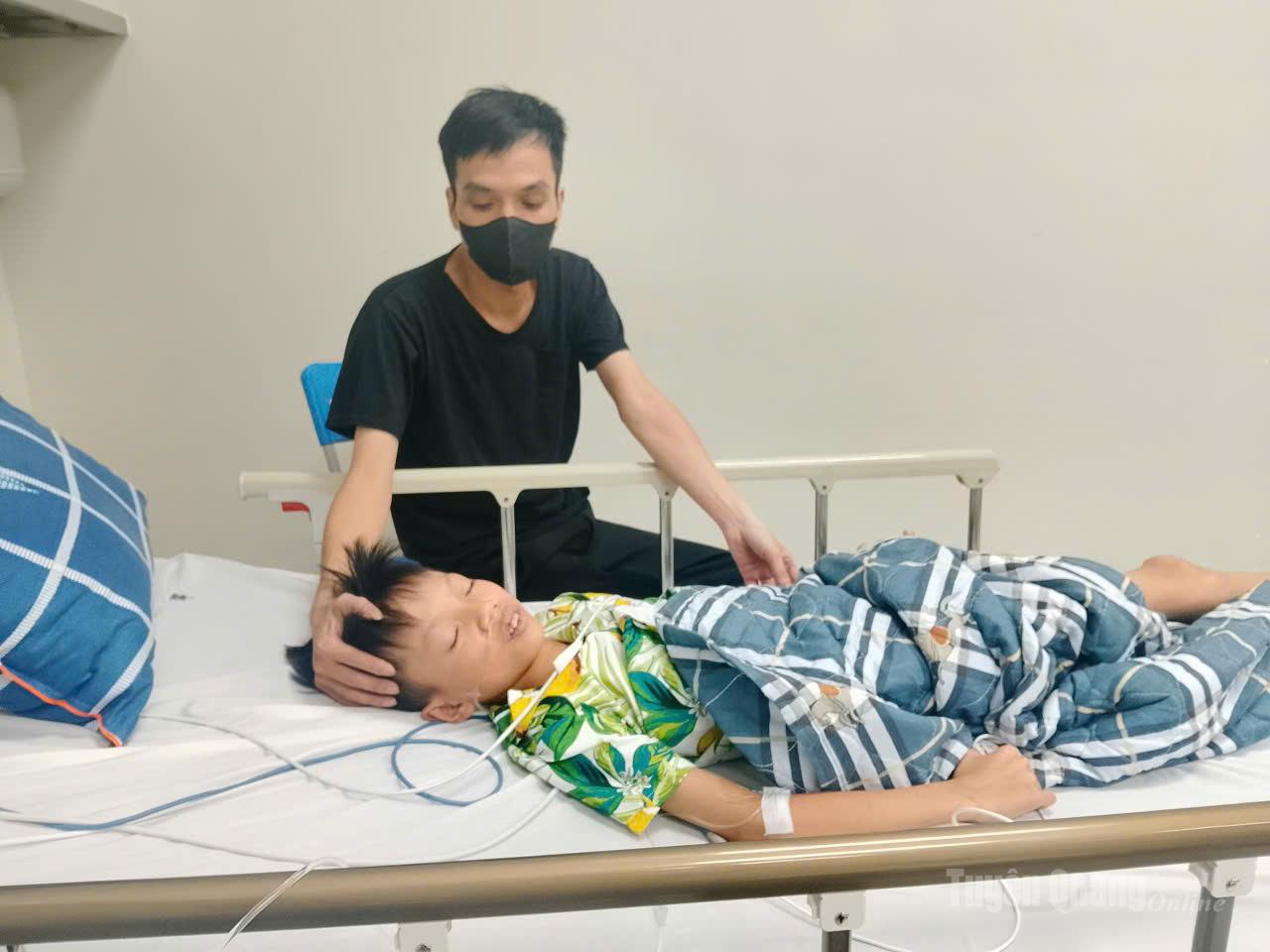 Em Hoàng Lý Minh Khôi, lớp 7B, trường THCS Ỷ La, phường Minh Xuân, được gia đình chăm sóc tại Bệnh viện Nhi Trung ương - Hà Nội.