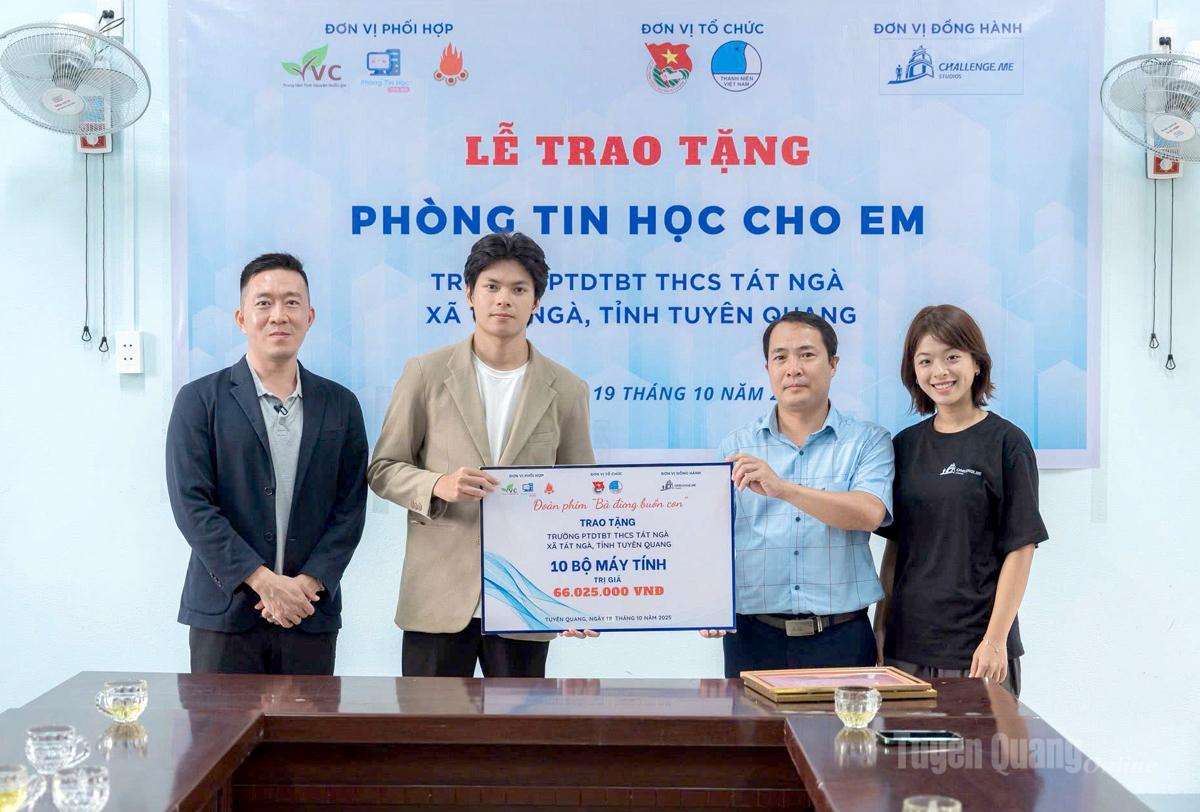 Anh 
Hoàng Nam tích cực
 tham gia các hoạt động
 thiện nguyện tại quê nhà.