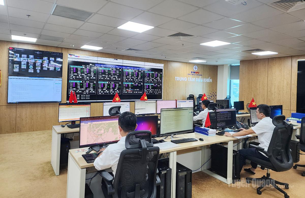 Cán bộ Công ty Điện lực Tuyên Quang vận hành hệ thống lưới điện, đảm bảo cung cấp điện ổn định cho người dân và doanh nghiệp trên địa bàn.