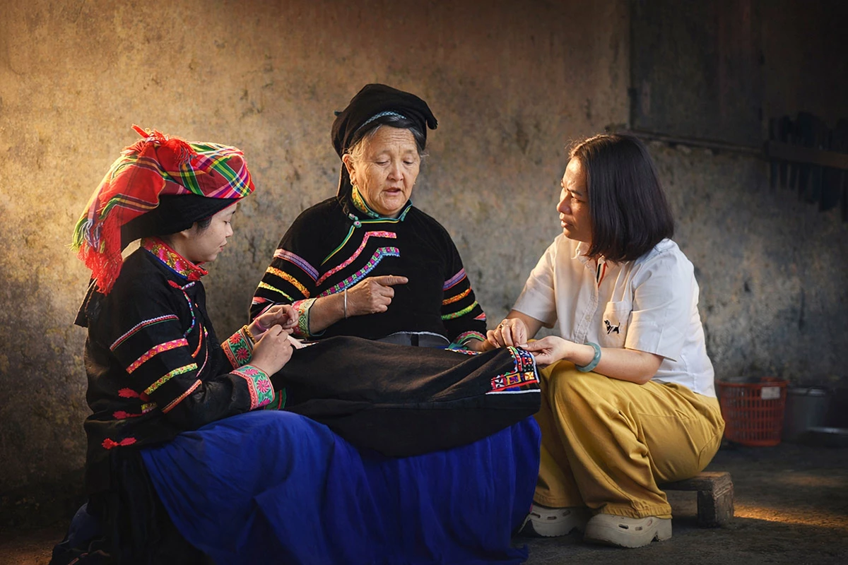  Bà Tráng Pháng Làn kể chuyền về trang phục của người Pu Péo.