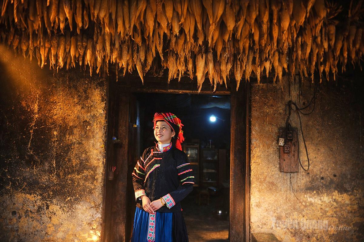 Thiếu nữ Pu Péo duyên dáng, rực rỡ trong trang phục truyền thống.