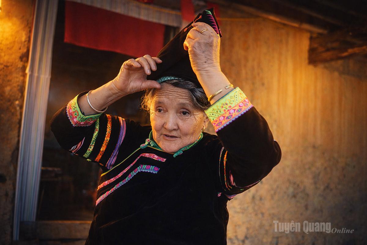  Người phụ nữ Pu Péo rất tỉ mỉ trong cách quấn khăn vấn đầu.