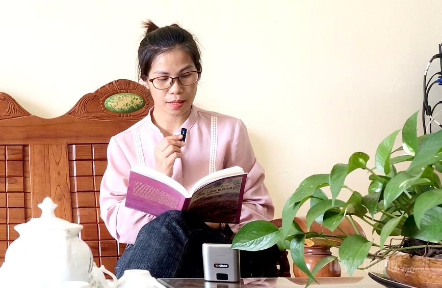 Nhà văn trẻ Trần Mỹ Thương, Hội VHNT tỉnh Tuyên Quang 
thu âm tác phẩm của mình
 đăng tải lên trang cá nhân.