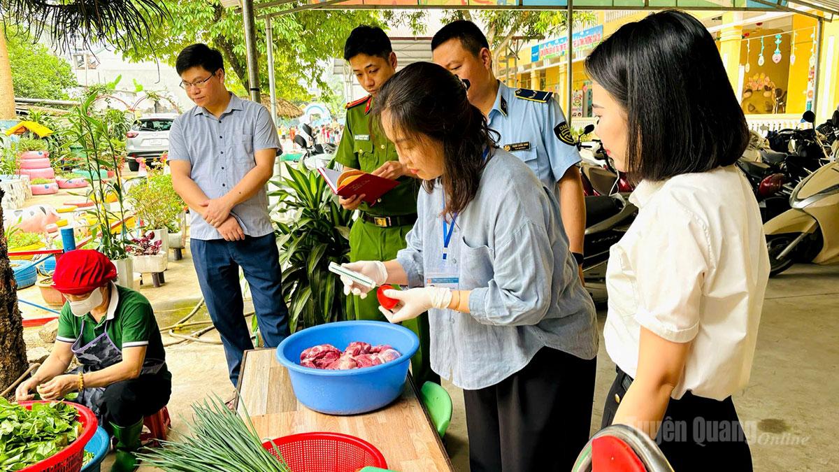 Đoàn kiểm tra liên ngành của UBND phường An Tường kiểm tra thực phẩm tại trường Mầm non Hoàng Khai.