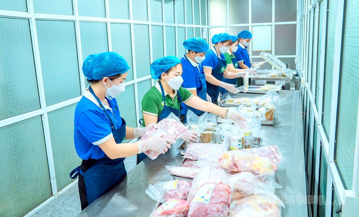 Hoạt động chế biến thực phẩm tại Công ty TNHH Một thành viên xuất, nhập khẩu Hà Giang tạo việc làm và thúc đẩy sản xuất trên địa bàn.