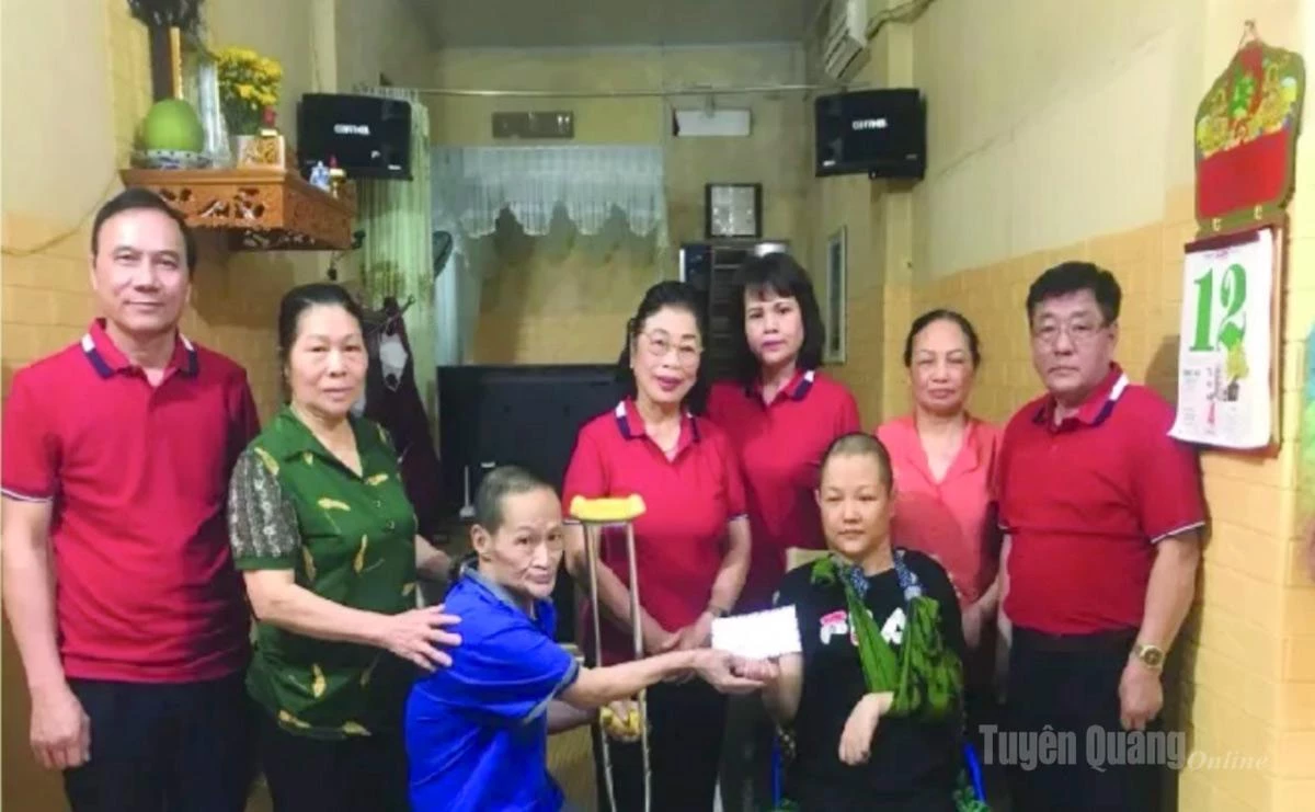 Lãnh đạo Hội Bảo trợ người khuyết tật và trẻ mồ côi tỉnh tặng quà gia đình có 2 bố con bị khuyết tật phường Minh Xuân