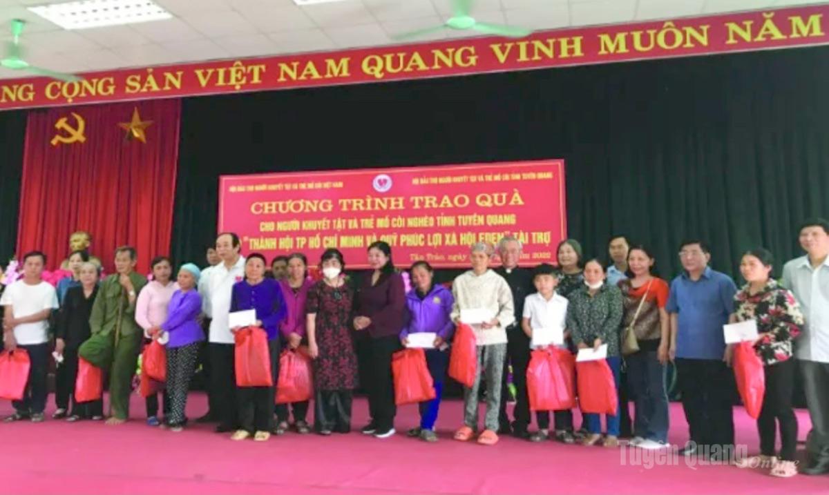 Hội Bảo trợ người khuyết tật và trẻ mồ côi tỉnh tặng quà người khuyết tật xã Tân Trào.