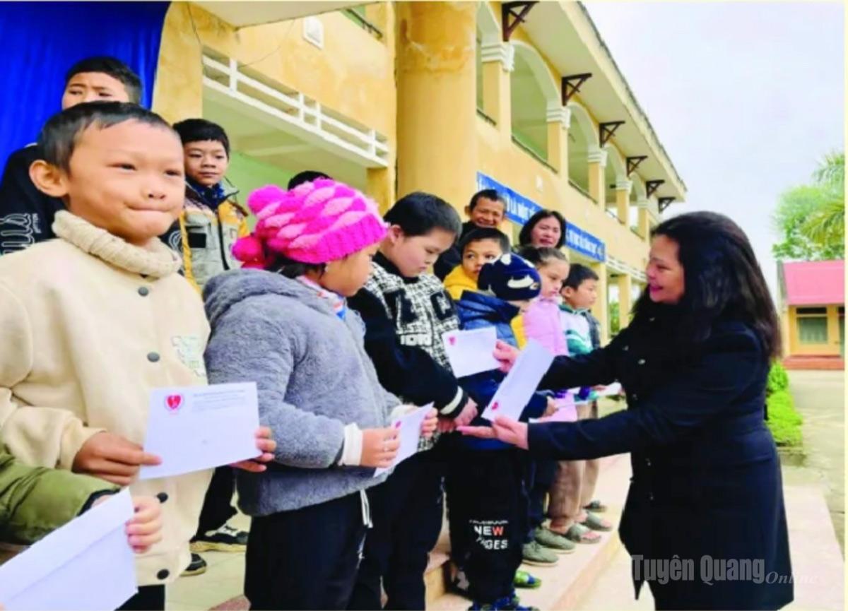 Lãnh đạo Trung ương Hội BTNKT và trẻ mồ côi Việt Nam tặng quà học sinh khuyết tật trường tiểu học Sơn Lạc