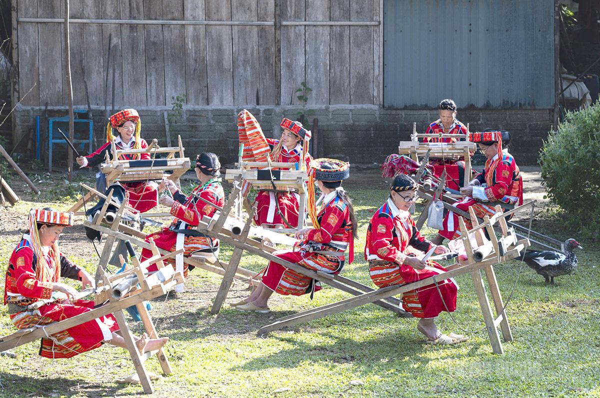 Tổ hợp tác 
thêu dệt 
thổ cẩm 
thôn Thượng Minh, xã Tân Quang.