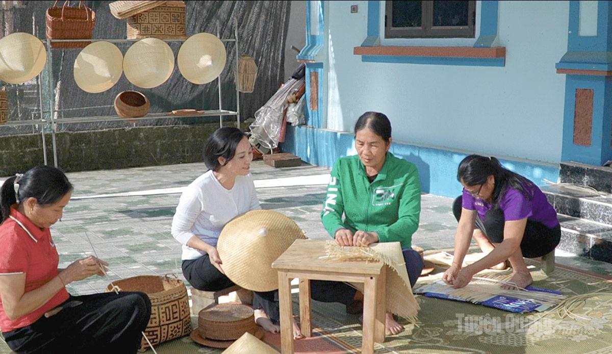 Bà Ma Thị Liền, Tổ phó Tổ hợp tác Mây tre đan 
xã Minh Quang chia sẻ về những trăn trở để giữ gìn nghề truyền thống.